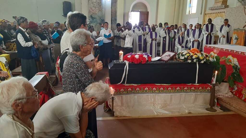 No funeral da Irmã Maria de Coppi, uma delegação de Sant'Egidio juntou-se à dor e às orações dos muitos moçambicanos que vieram para recordá-la